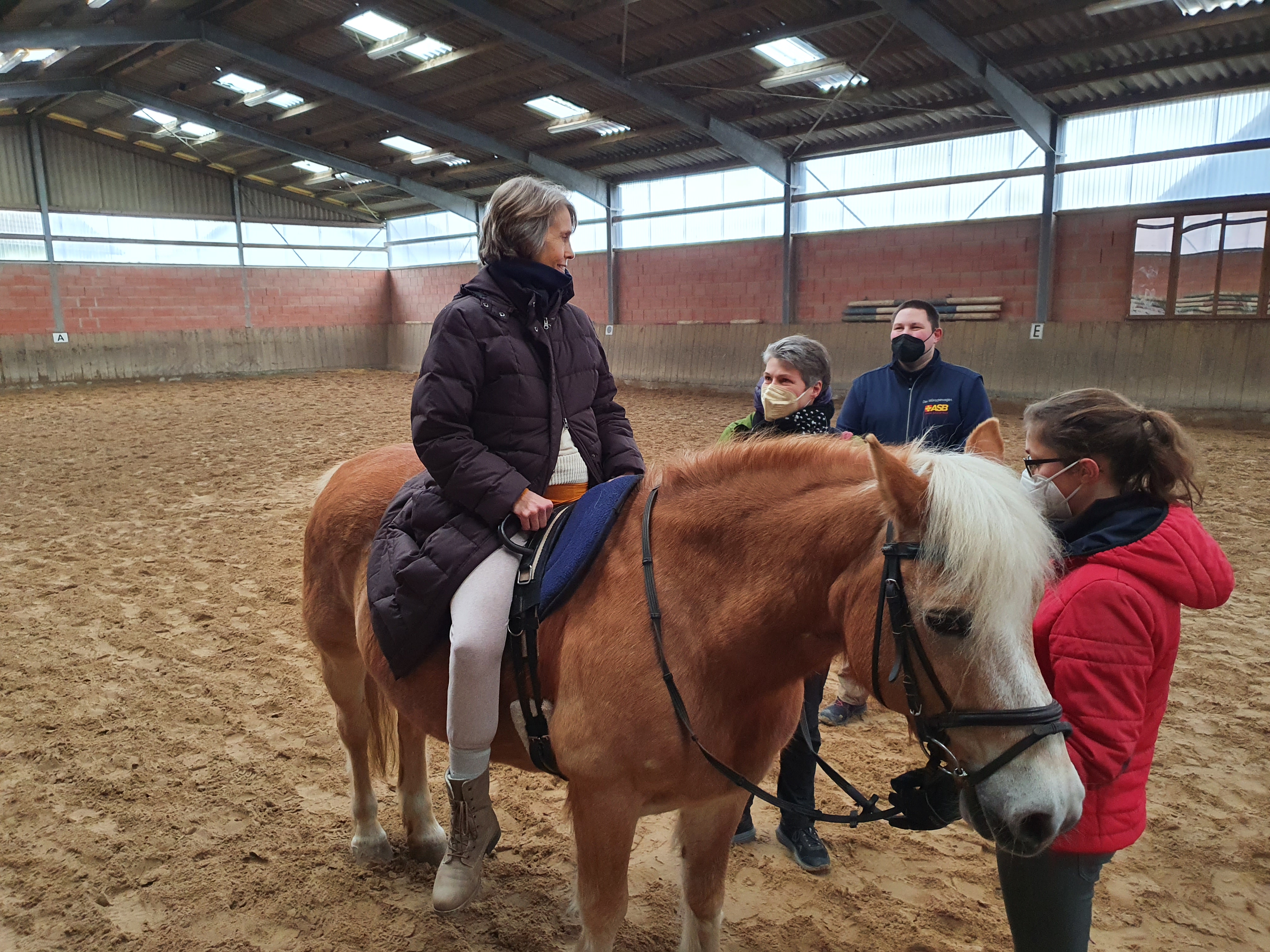 Carola auf dem Pferd mit Schwester, Dette und Wunscherfüller.jpg