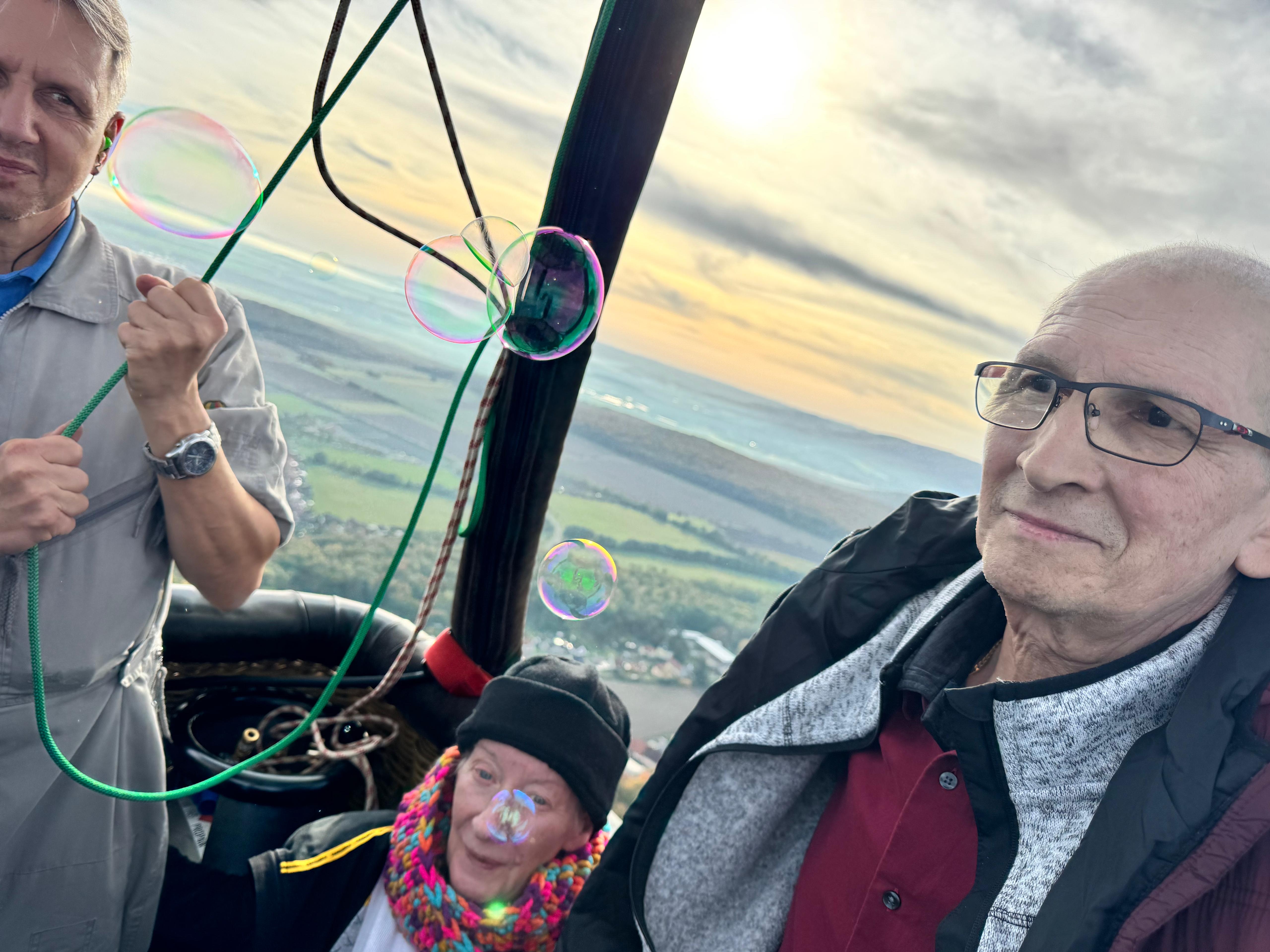 Pilot Winfried Borchert mit Barbara und Thomas, die Seifenblasen pusten.jpg