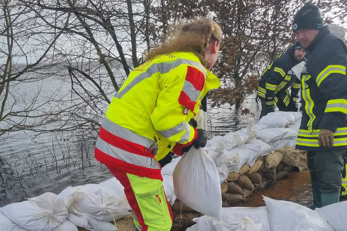 Ehrenamtliche Einsatzkräfte stellen sich dem Winterhochwasser