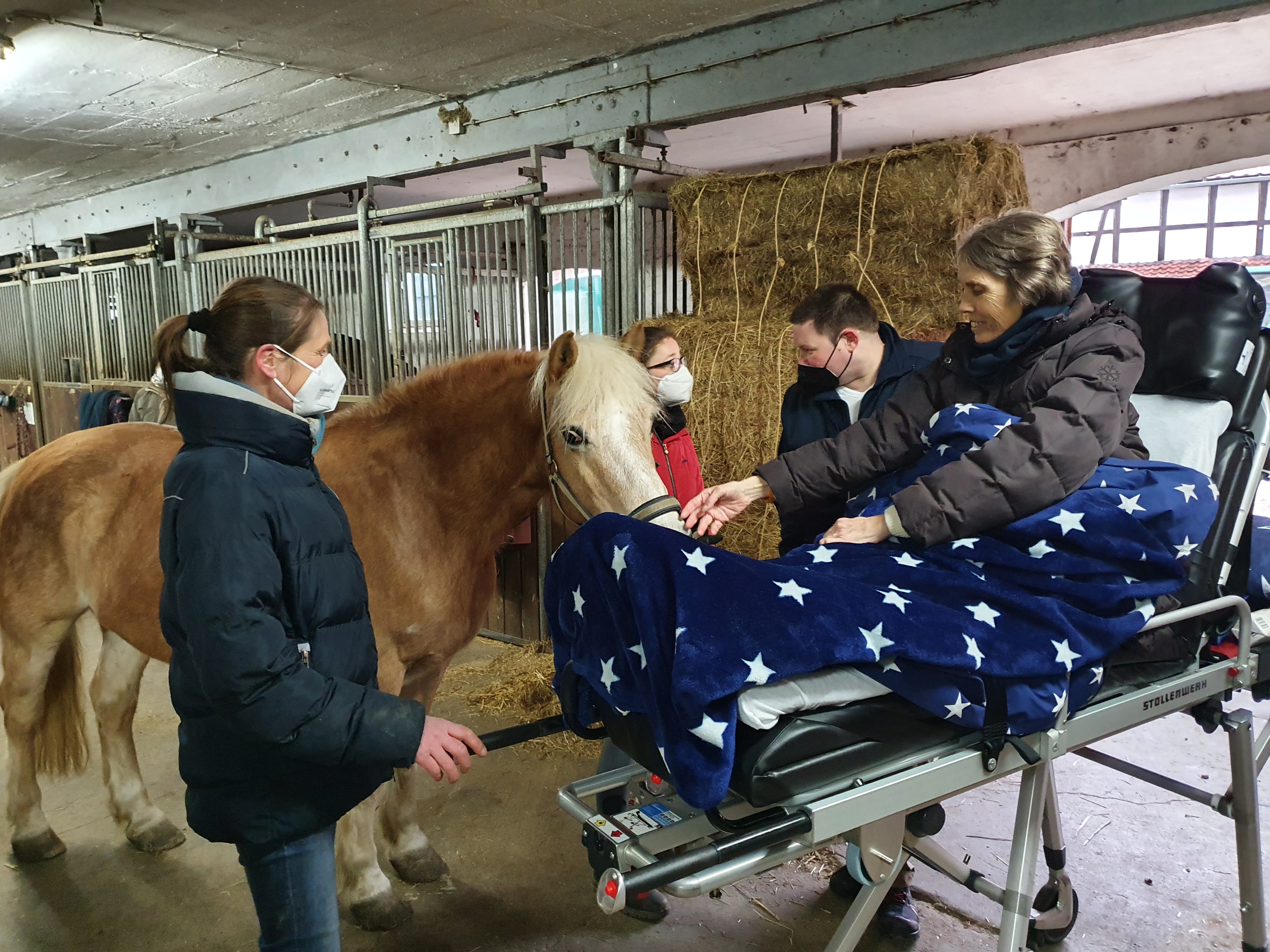 Carola auf der Rolltrage mit Kather, Dette und Berndt (v.l.n.r).jpg