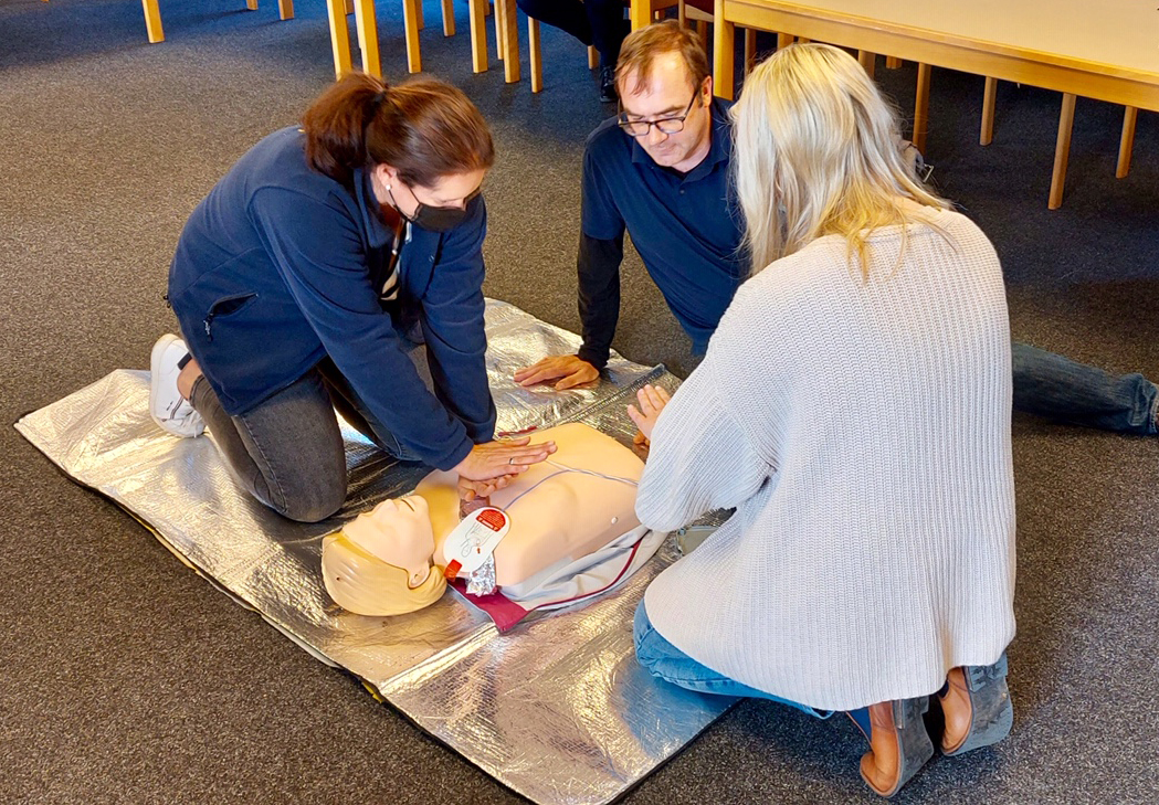 Erste-Hilfe-Kurs und Einweisung in den Defibrillator beim Landesverband