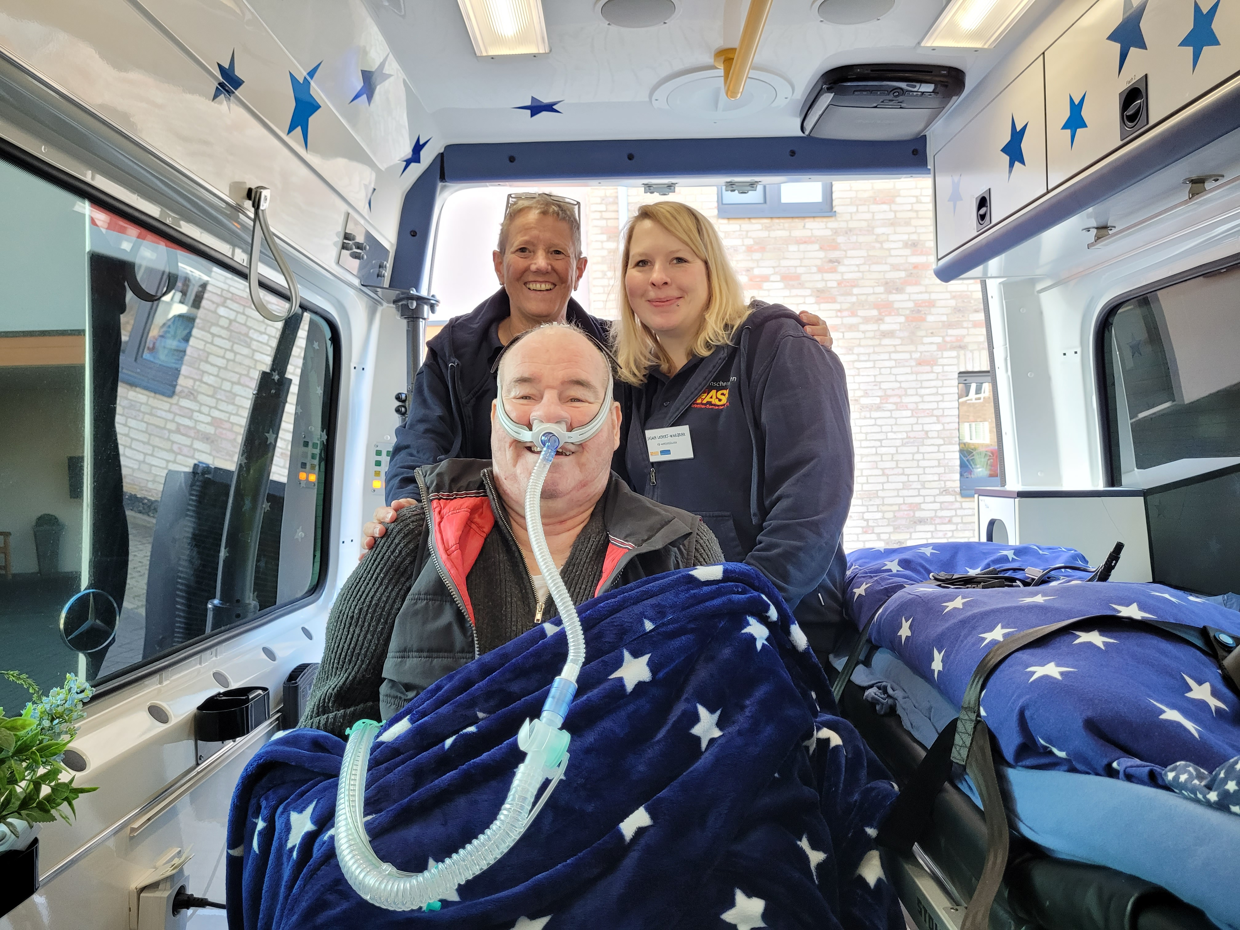 ALS-Patient Lothar fährt im ASB-Wünschewagen ein letztes Mal zur Arbeit