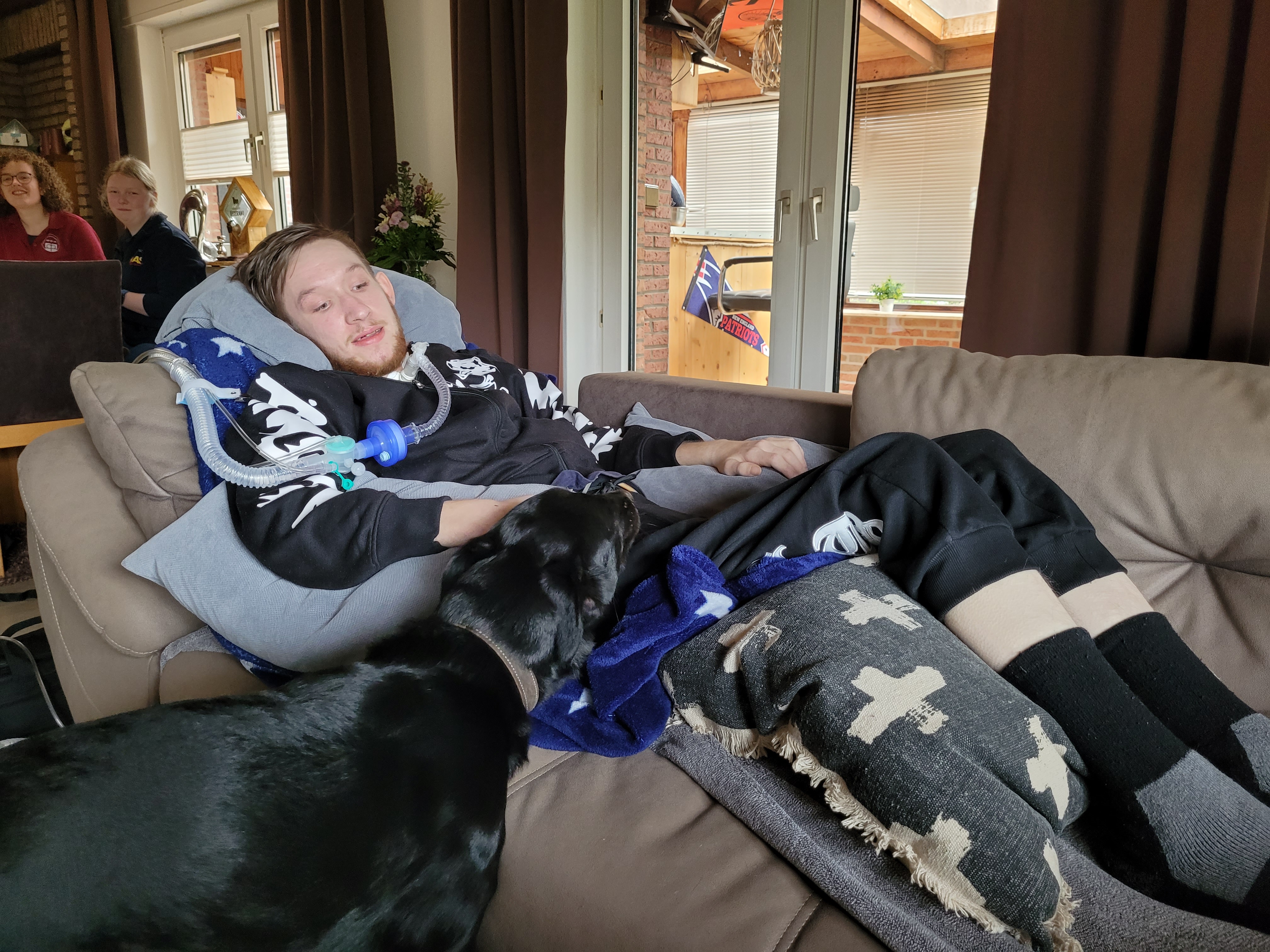 Finn mit seinem Hund Balu auf dem Sofa.jpg