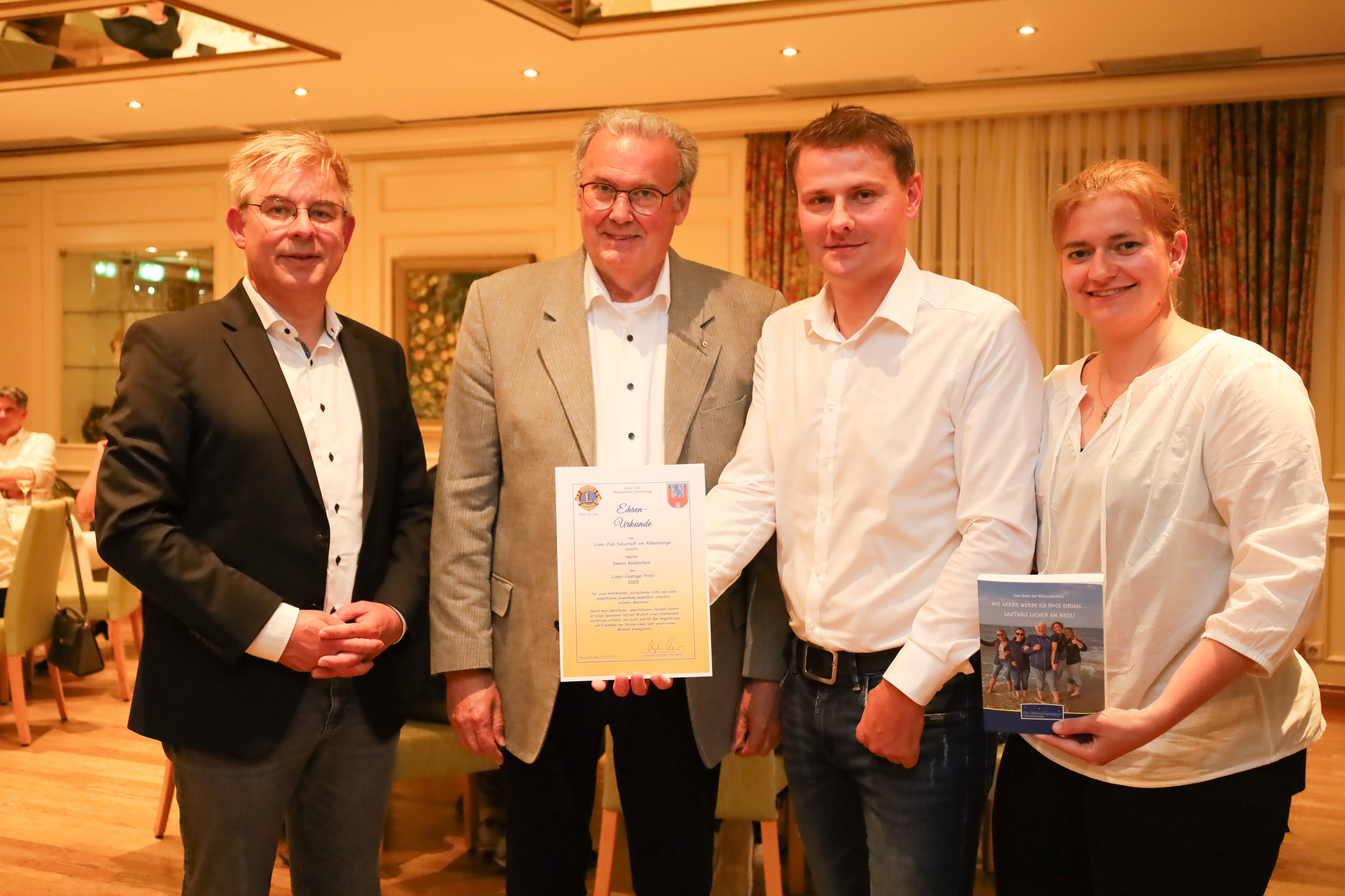 Lions-Präsident Stephan Schröer (v. li.) und Manfred Henze überreichten die Urkunde an „Alltagsheld“ Dennis Bodenstein und seine Partnerin Ann-Christin Bergmann. Foto: Foto: Julian Kemm/Neustädter Zeitung