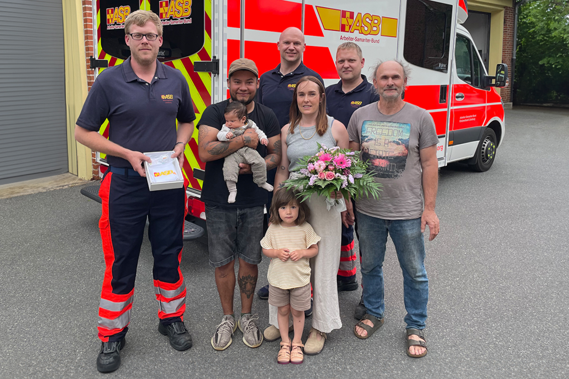 Rettungswagen-Besatzung wird spontan zu Geburtshelfern