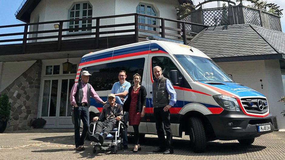 Fahrgast Dieter Kuhn mit seiner Tochter Andrea und den Freunden Nicholas Wessel und Franz-Werner Eller.