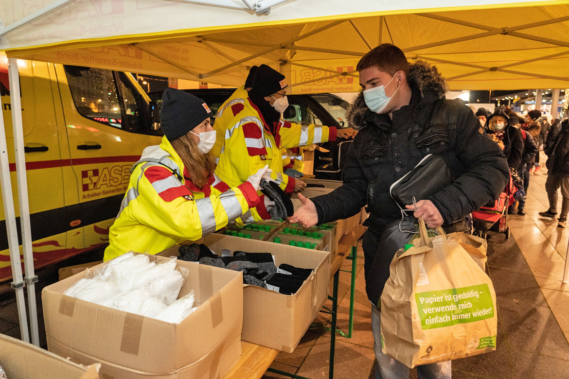 Medizinische Versorgung, Schlafsäcke und eine warme Mahlzeit für Obdachlose