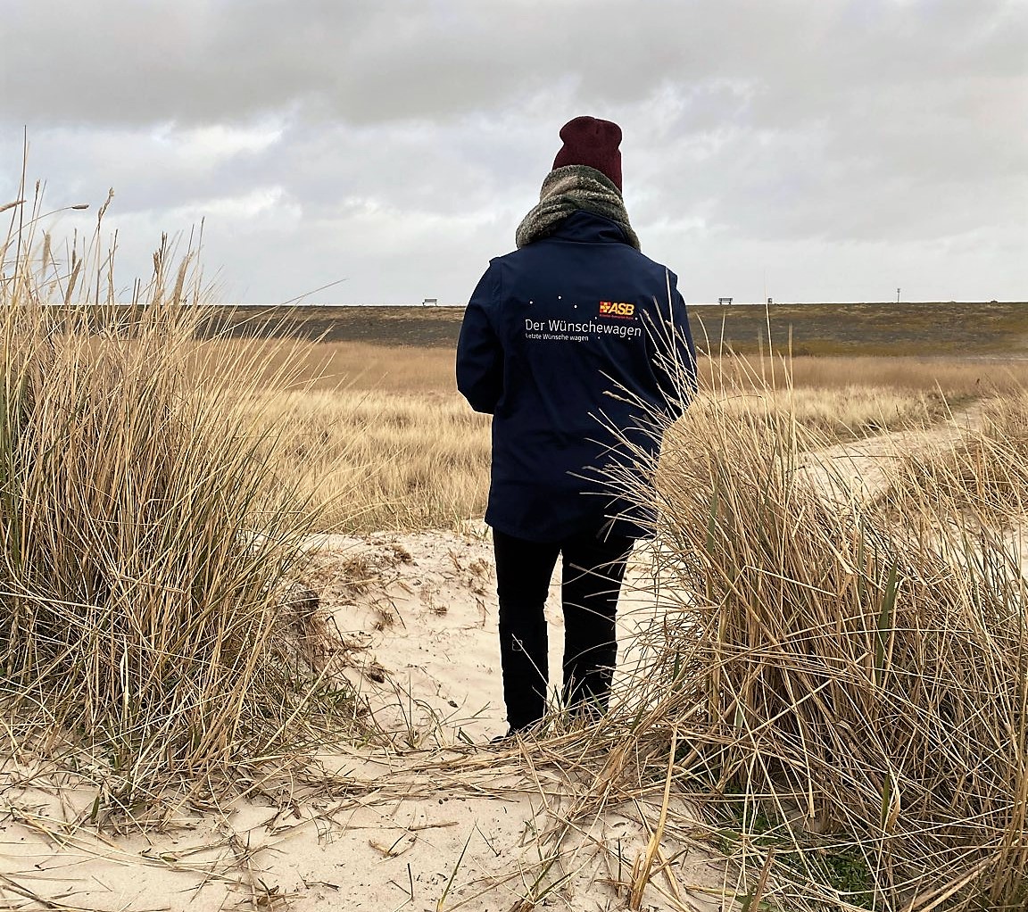 Celine am Strand Rückenansicht WüWa-Jacke quer.jpg