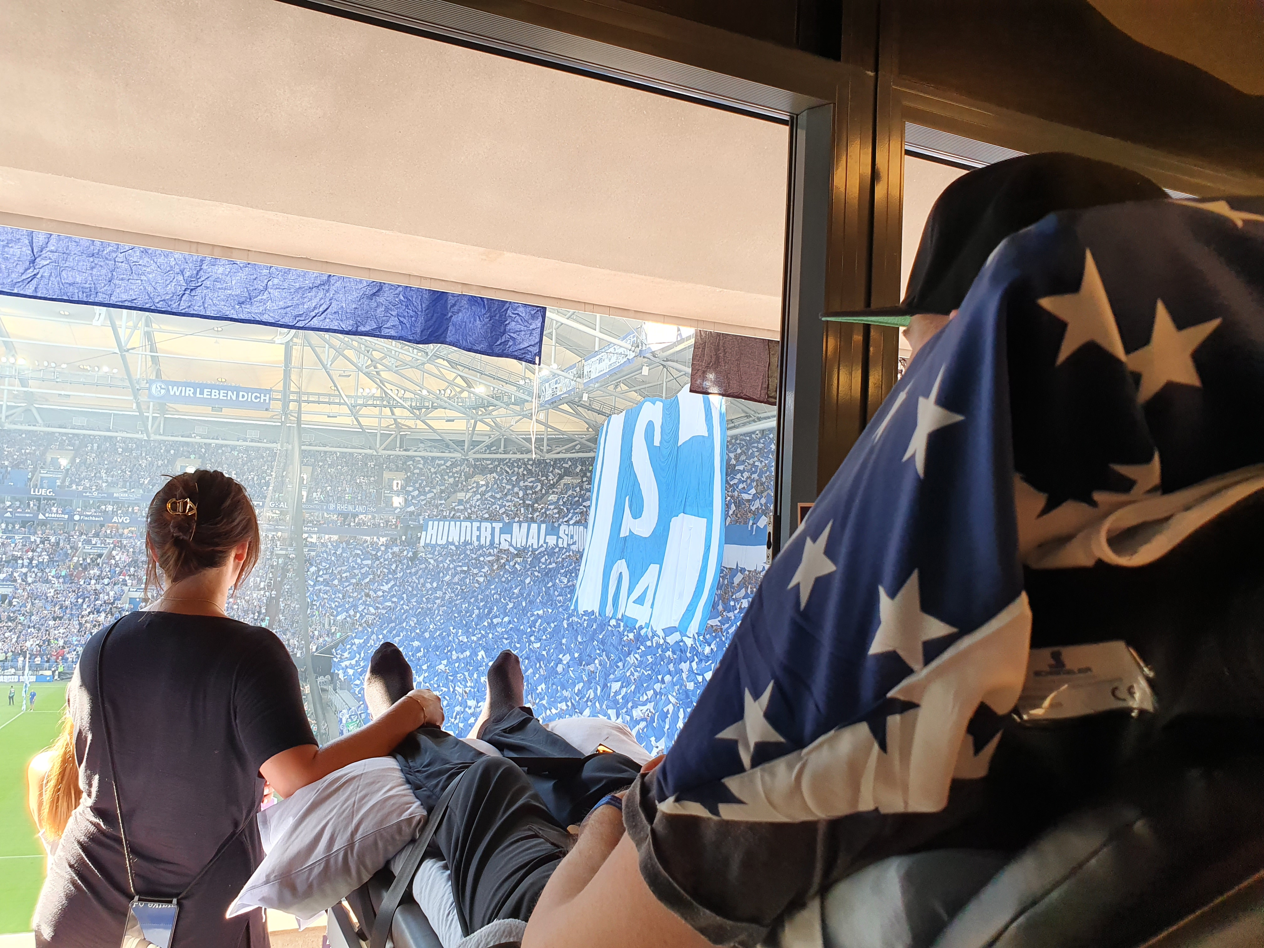 Jens und Ina de Groot von hinten im Stadion.jpg