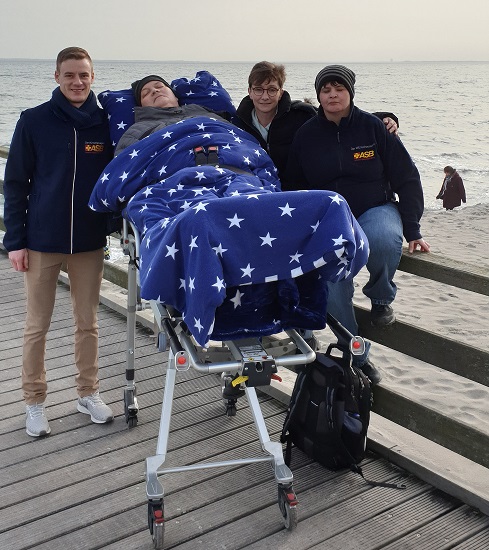 Am Strand mit den Wunscherfüllern Stefanie Freitag (links) und Michael Janzen Quer.jpg