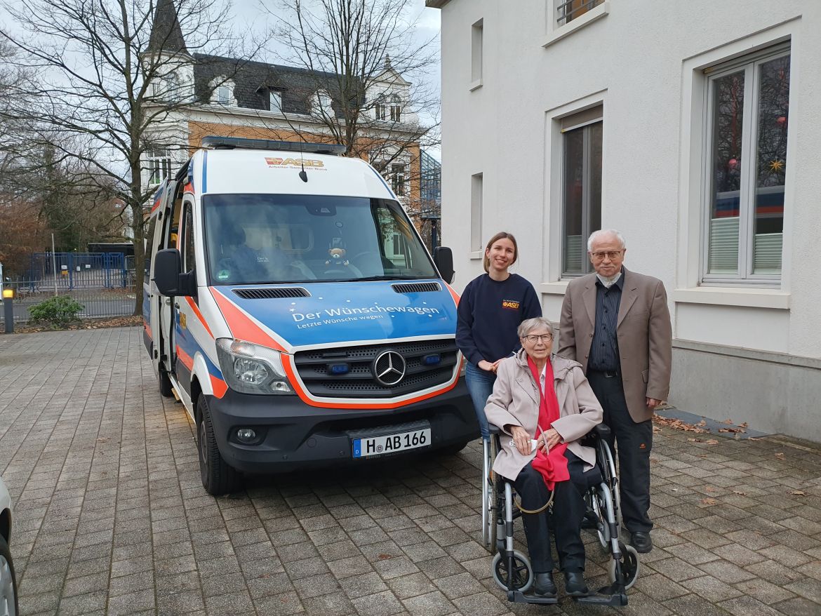 Vorm Hospiz Braunschweig mit Wunscherfüllerin Svenja und Helga und Wolfgang Kales.jpg