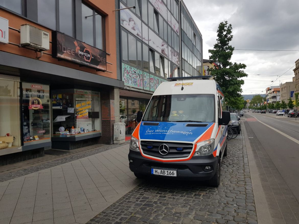 Der Wünschewagen vor der Komödie Kassel.JPG