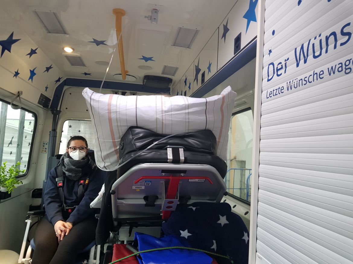 Sandra Zuna unterwegs im WüWa neben dem Fahrgast.JPG