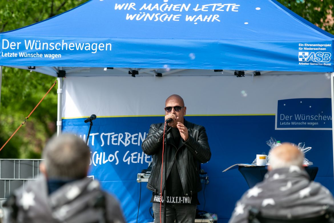 Tom Barcal singt für die Gäste der Tagespflege.jpg