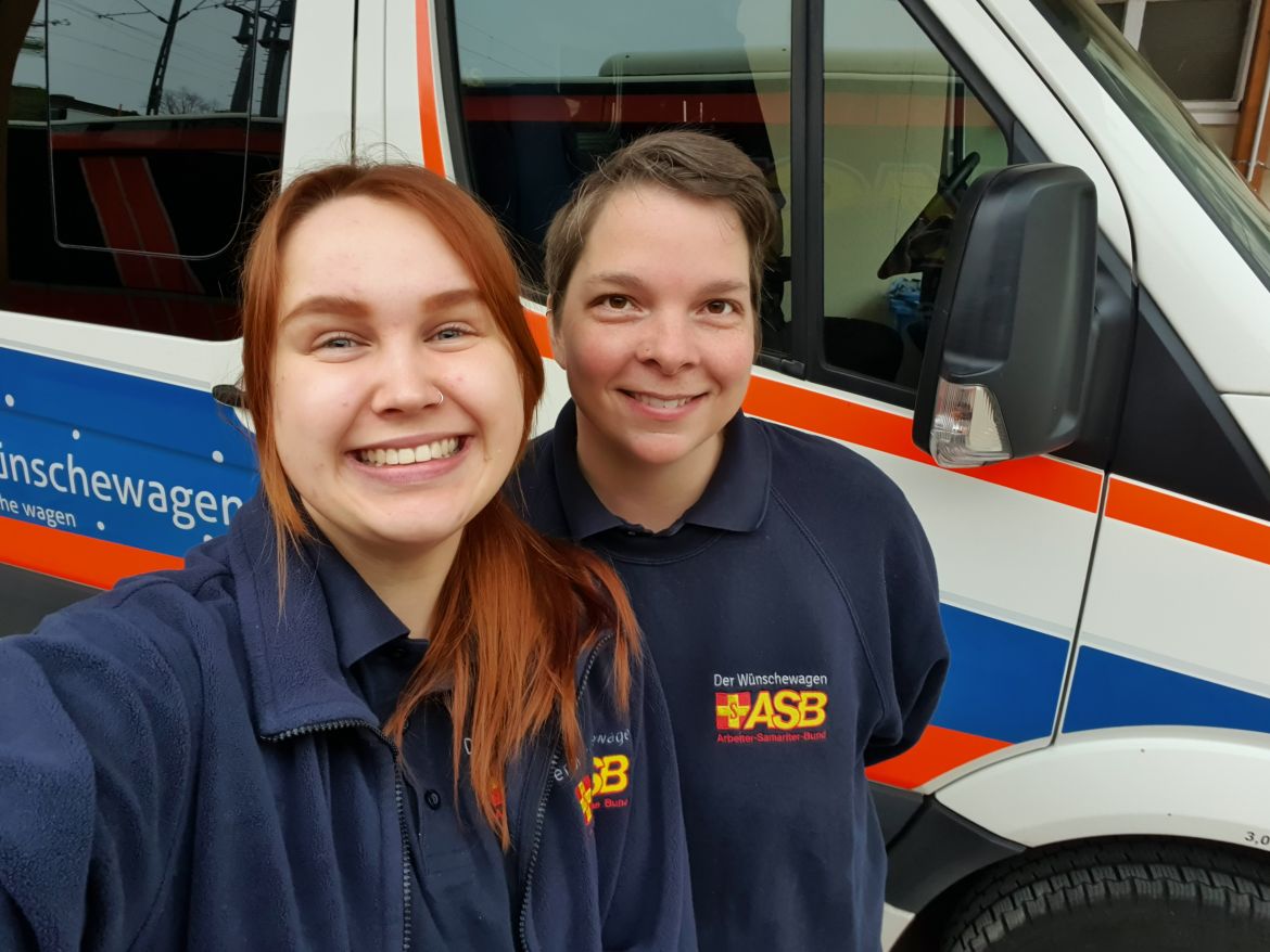 Wunscherfüllerinnen Julia Pape und Anastasia Neumann.jpg