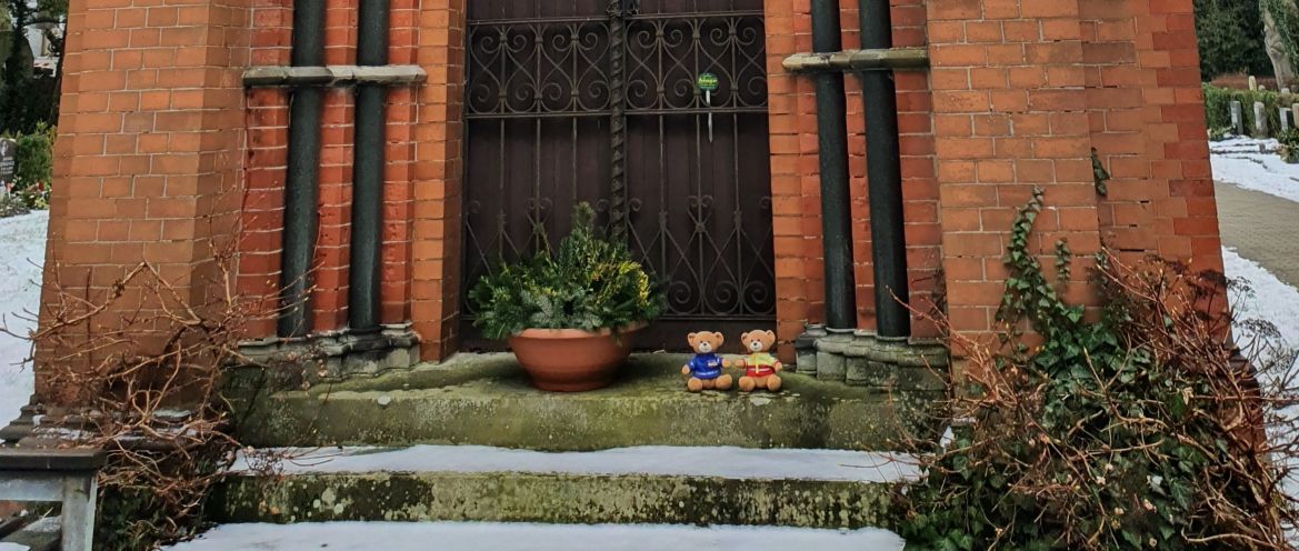 Teddys vor der Kapelle.jpg